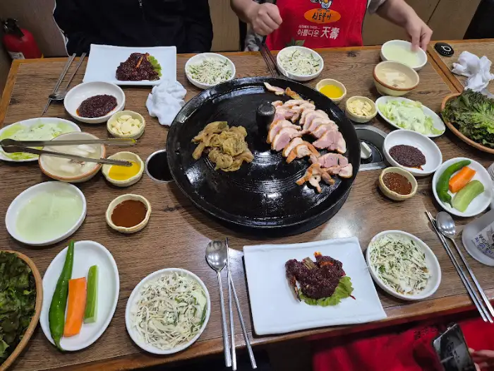 테이블에 차려진 오리 요리