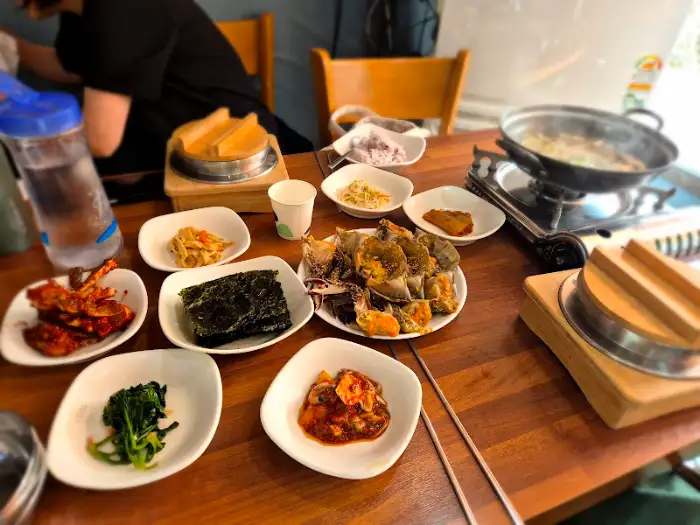 테이블에 차려진 다양한 음식들