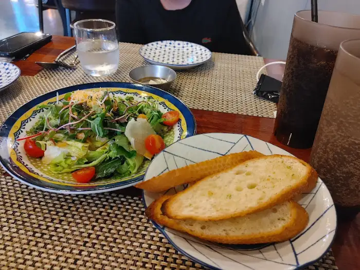 음식이 놓인 테이블