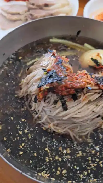 물막국수의 면과 고명