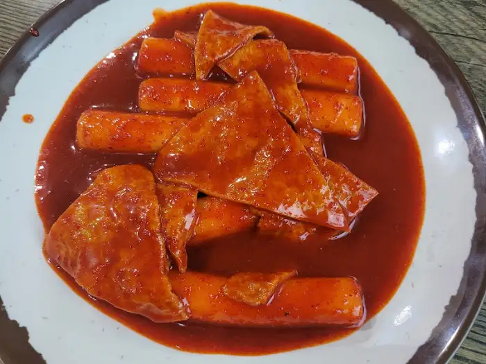 접시에 담긴 떡볶이 위에서 바라본 모습