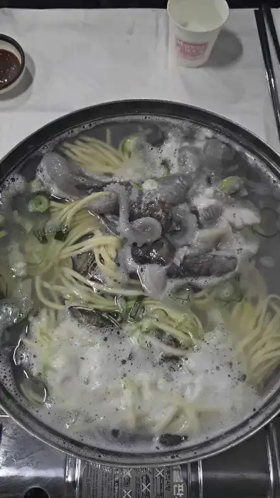 칼국수와 백합이 함께 담긴 모습