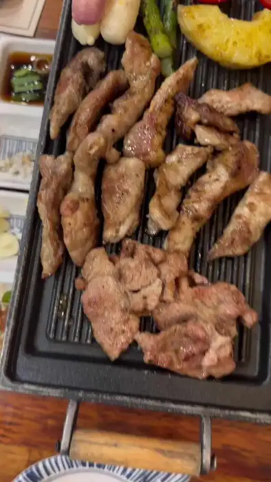 다양한 이베리코 부위가 불판 위에서 익고 있는 모습