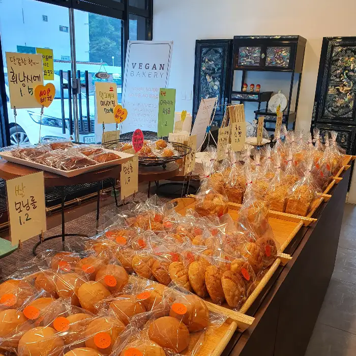 오밀조밀 빵 진열대 모습