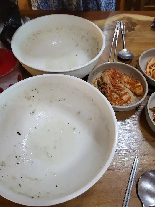 식사를 마치고 깨끗하게 비워진 그릇들