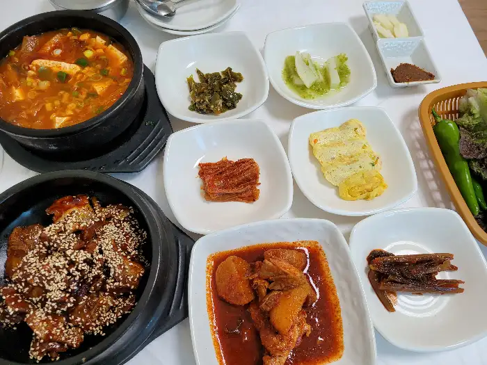 다양한 빵과 반찬