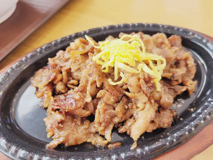 푸짐하게 담긴 소불고기 비빔밥