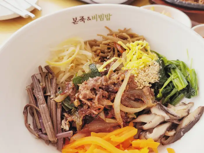 비빔밥의 다양한 재료들