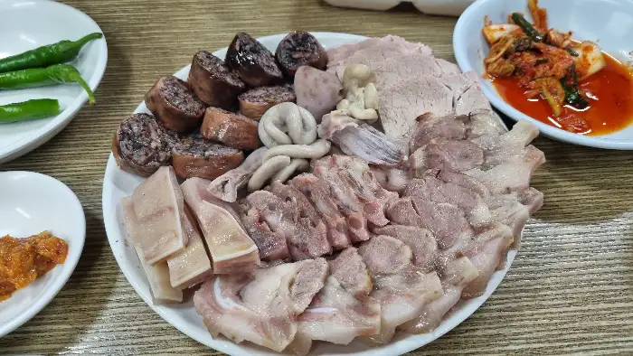 푸짐한 수육 한 접시