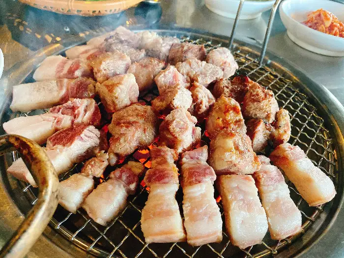 익어가는 흑돼지 근접샷