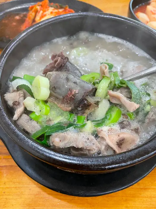 반찬으로 나온 김치와 깍두기