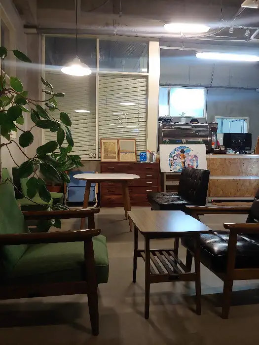 편안한 분위기의 실내 좌석