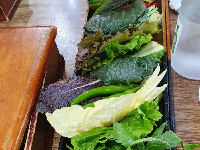 다양한 종류의 잎채소와 고추