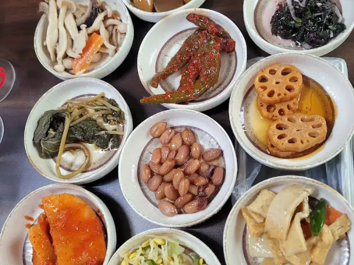 다양한 밑반찬이 차려진 테이블 모습