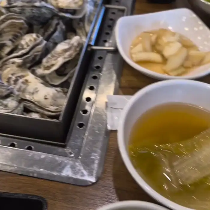 풍성하게 차려진 굴 요리 상차림