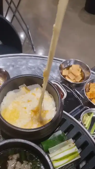 치즈 퐁듀가 쭉 늘어나는 모습