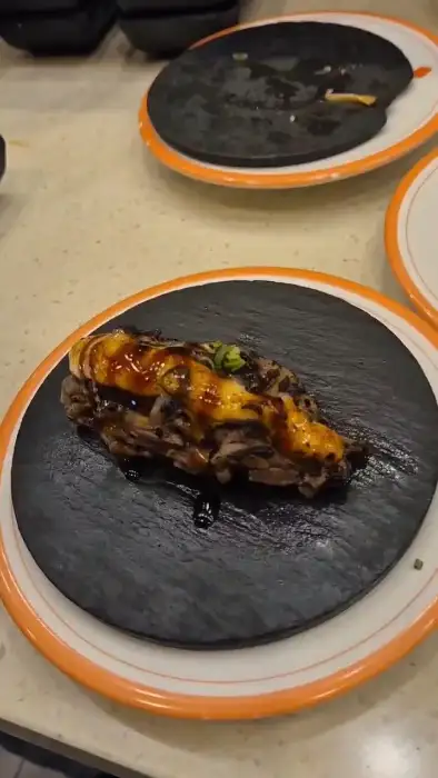 육회 초밥 한 점