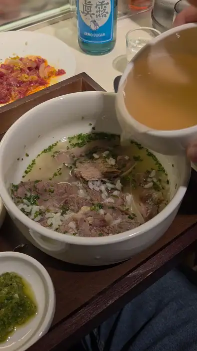 육회비빔밥에 육수를 붓는 모습
