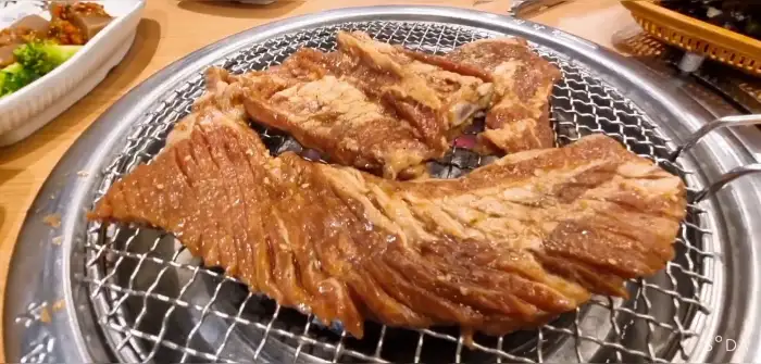 먹음직스럽게 구워진 석갈비