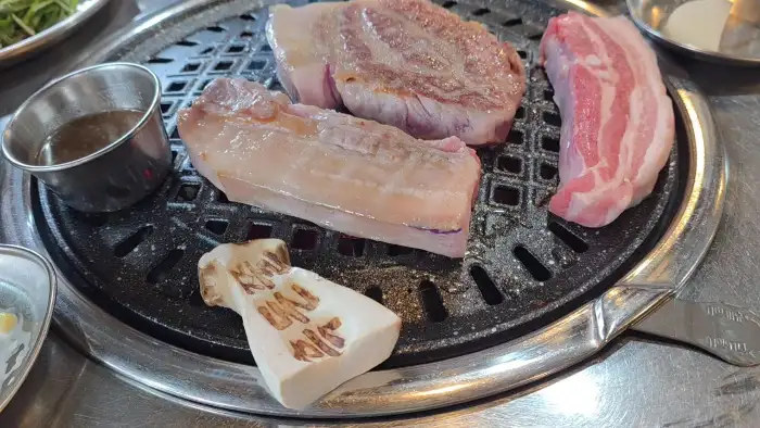 두툼한 흑돼지 근고기
