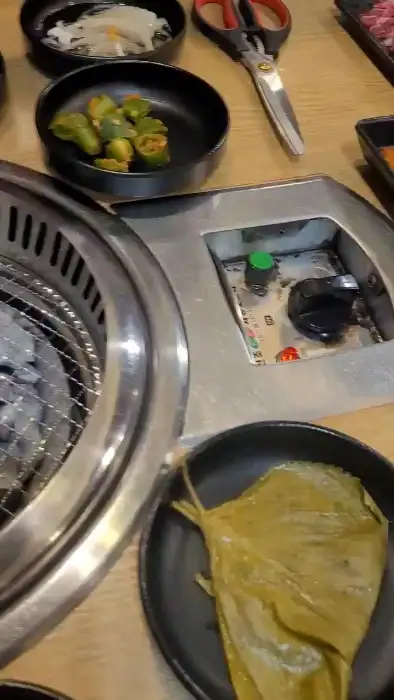 숯불 위에서 익어가고 있는 고기