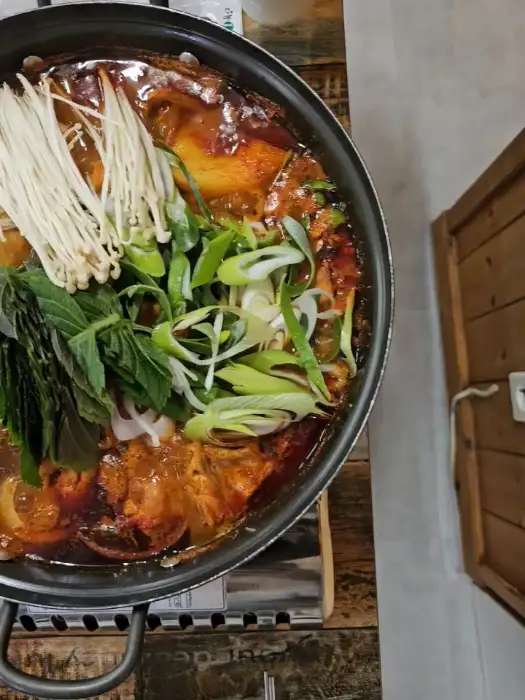 조리되어 나오는 알탕 뚝배기