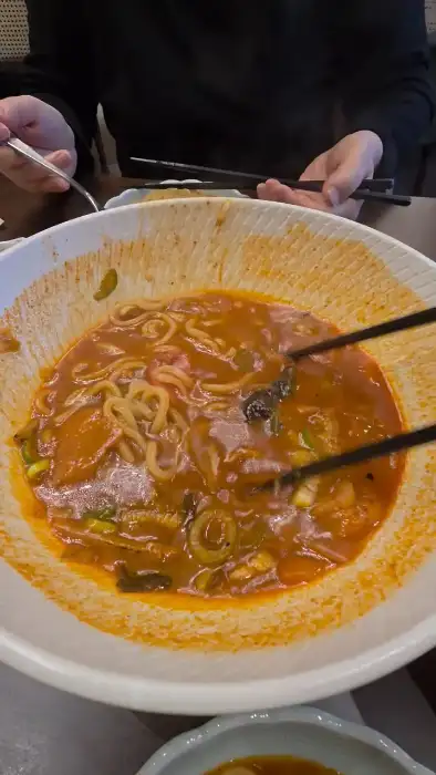 깊고 진한 우육면 국물