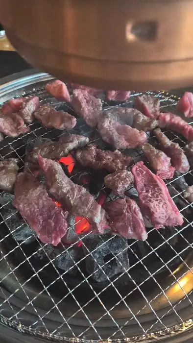 숯불 위에서 구워지고 있는 소갈비살