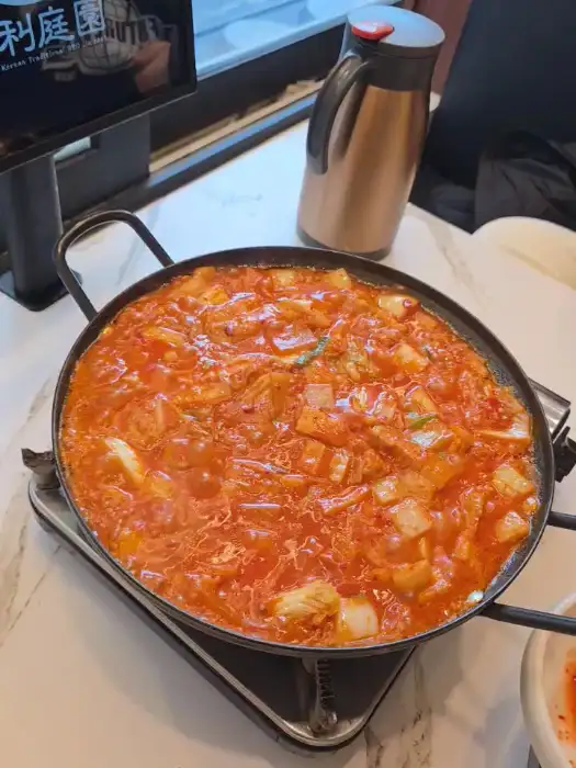 김치찌개가 보글보글 끓고 있는 모습
