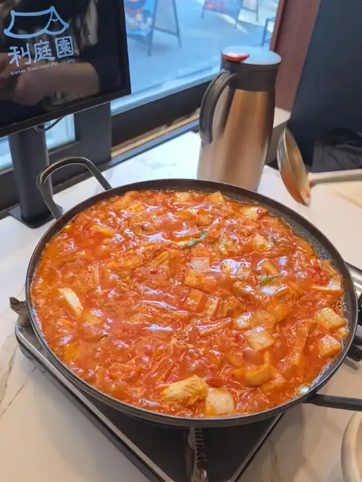 김치찌개가 끓고 있는 모습, 솥뚜껑 냄비
