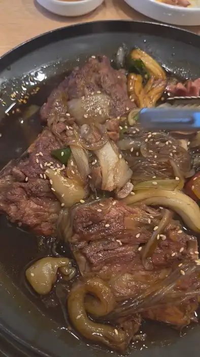 접시에 담긴 감자탕 뼈와 당면, 채소