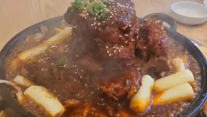 감자탕 찜에 곁들여진 떡과 채소