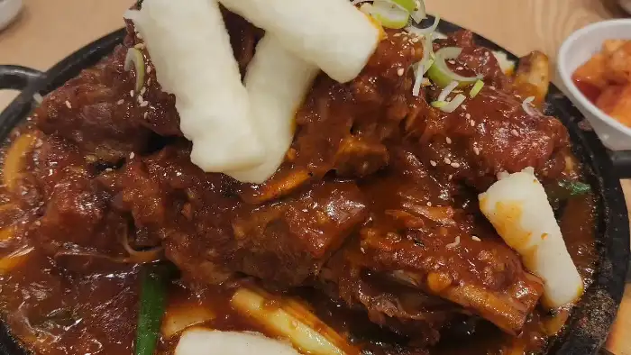 국물이 자작한 감자탕 찜