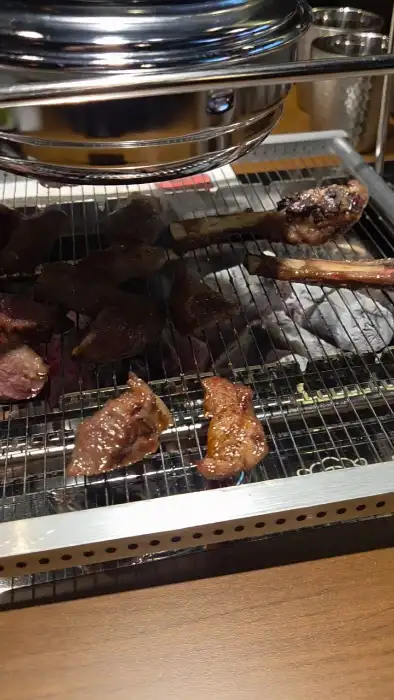 숯불 위에서 익어가는 양갈비