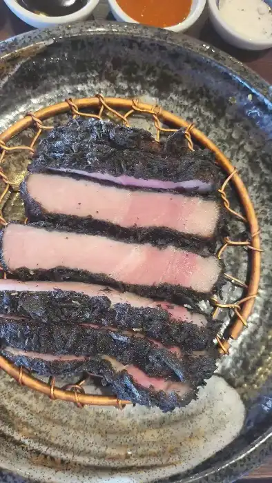 잘 썰린 블랙 특등심 돈까스 단면