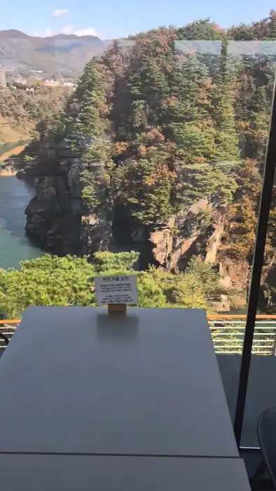 창밖으로 보이는 산과 강 풍경