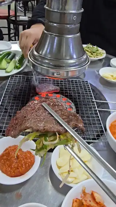 불판 위에 올려진 고기