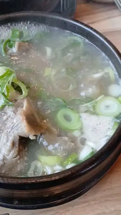 김이 모락모락 나는 푸짐한 갈비탕
