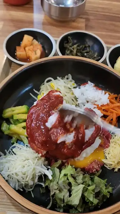 육회비빔밥을 비비는 모습