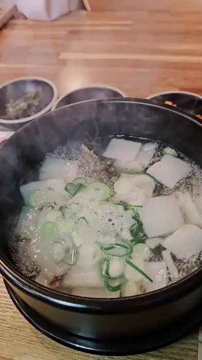 끓고 있는 따뜻한 소고기 국