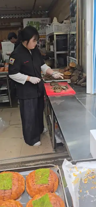 빵을 만드는 직원