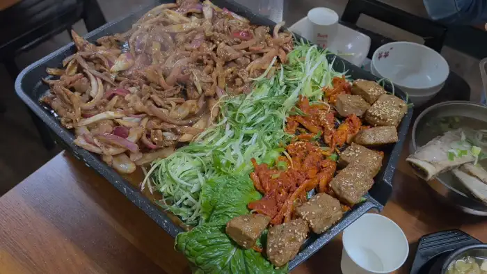 다양한 음식이 담긴 철판