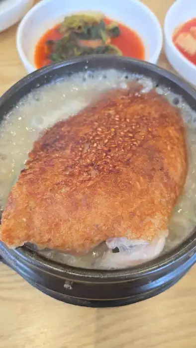 국물에 푹 익은 누룽지와 닭고기