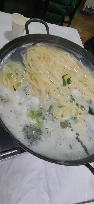 끓고 있는 백합칼국수