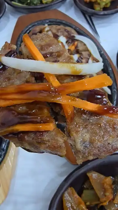 솥밥의 밥을 덜어낸 후 누룽지