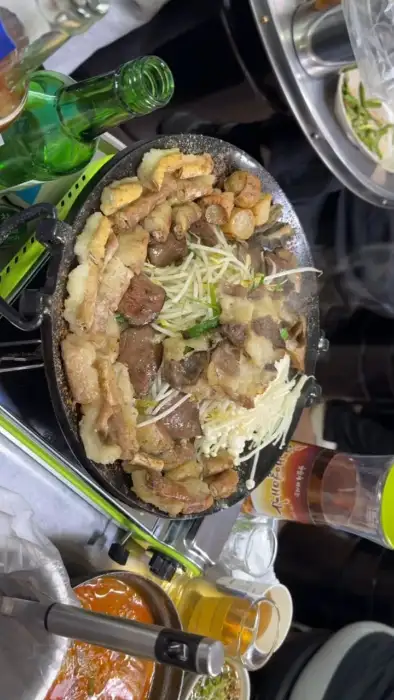 다양한 곱창과 채소가 올려진 모듬구이