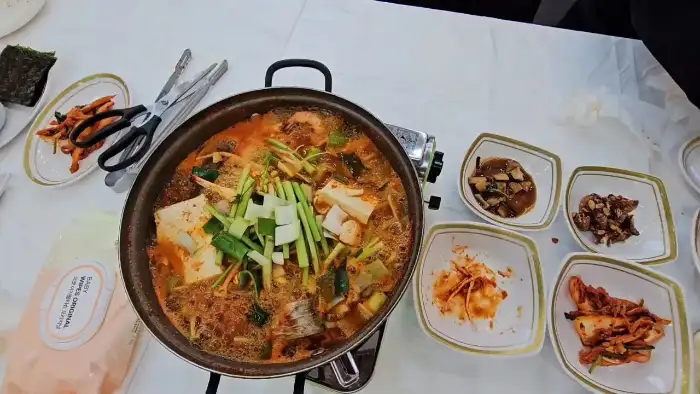 다양한 반찬과 동태탕