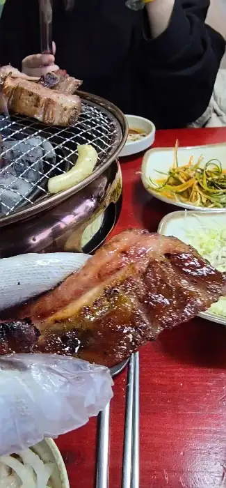 손으로 집어 올린 먹음직스러운 등갈비