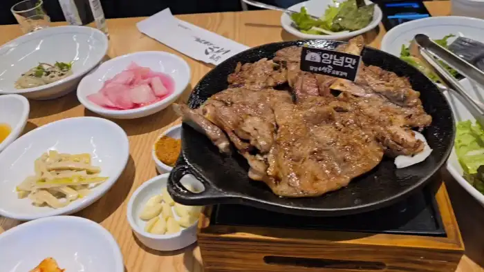불판 위에서 익어가는 숯불갈비