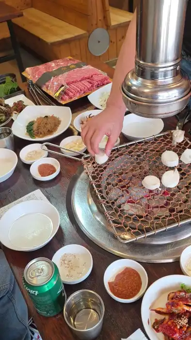 다양한 음식을 즐기는 테이블 풍경